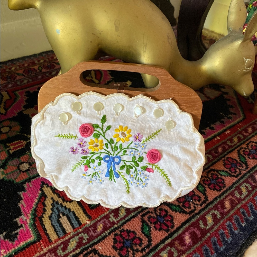 Vintage Floral Embroidered Handbag 💐